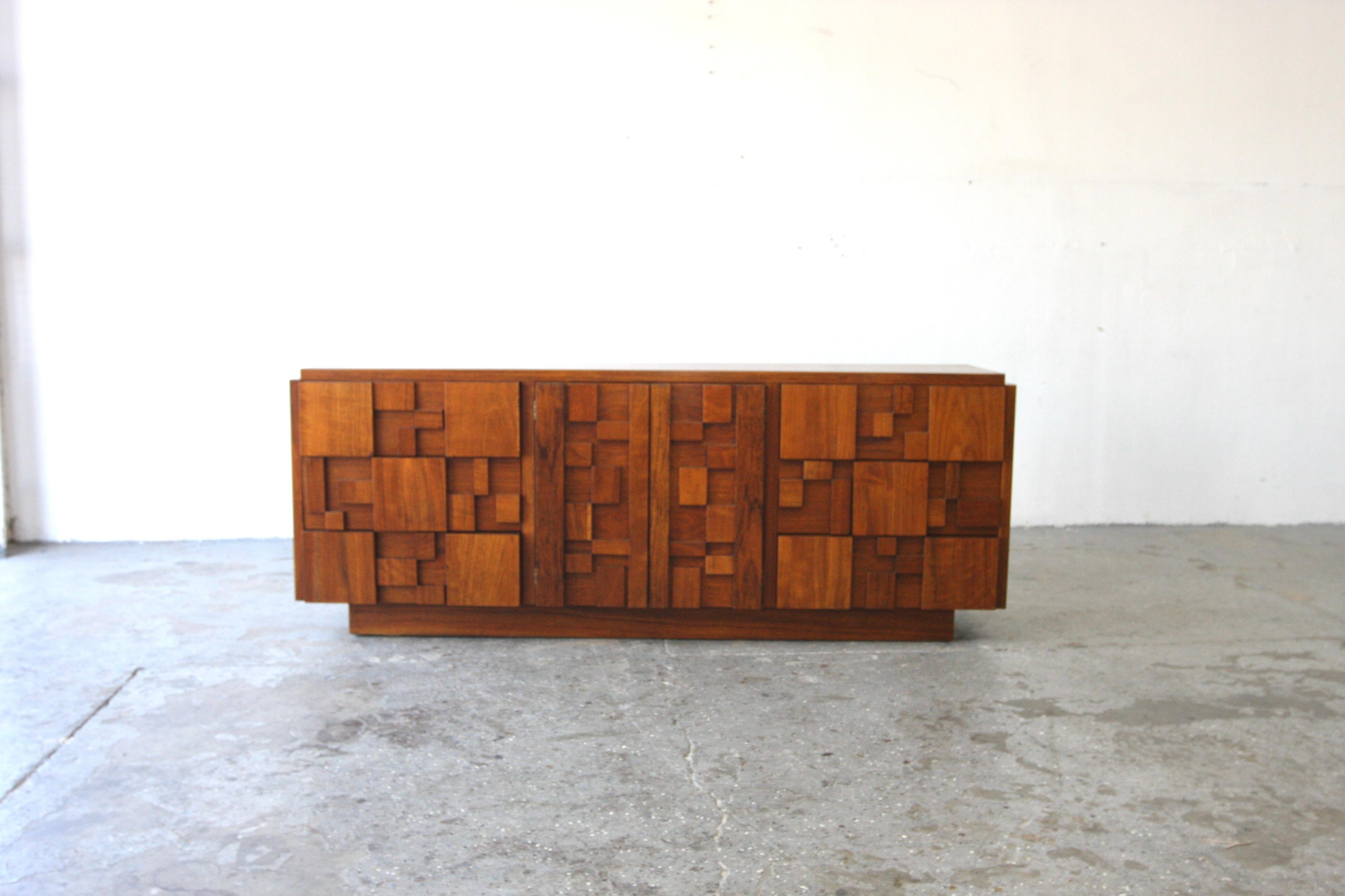 1970 Lane Staccato Mosaic Brutalist Mid Century Modern Lowboy Dresser/ Credenza
Lane Staccato Mosaic Brutalist Commode / crédence. Cette belle pièce comporte 9 tiroirs. Il s'agit d'une véritable pièce d'apparat.

78 pouces de long 19 pouces de