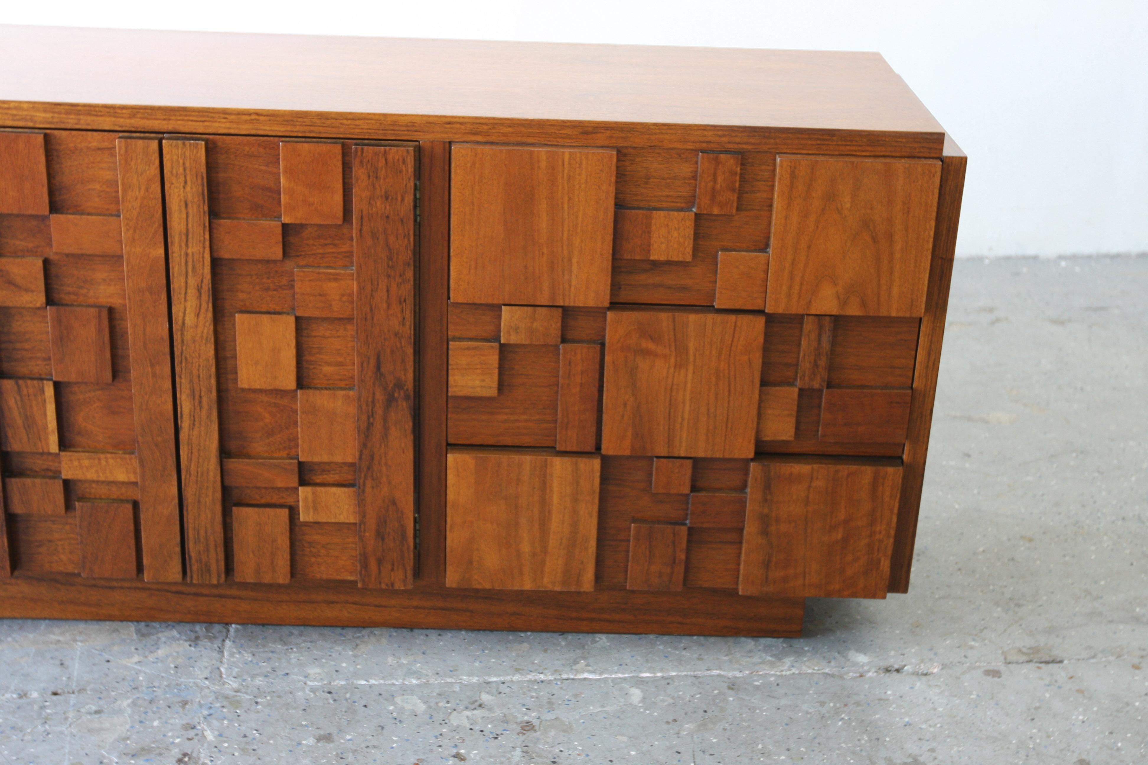 Lane Staccato Brutalist Mid Century Walnut Lowboy dresser credenza In Good Condition For Sale In Las Vegas, NV