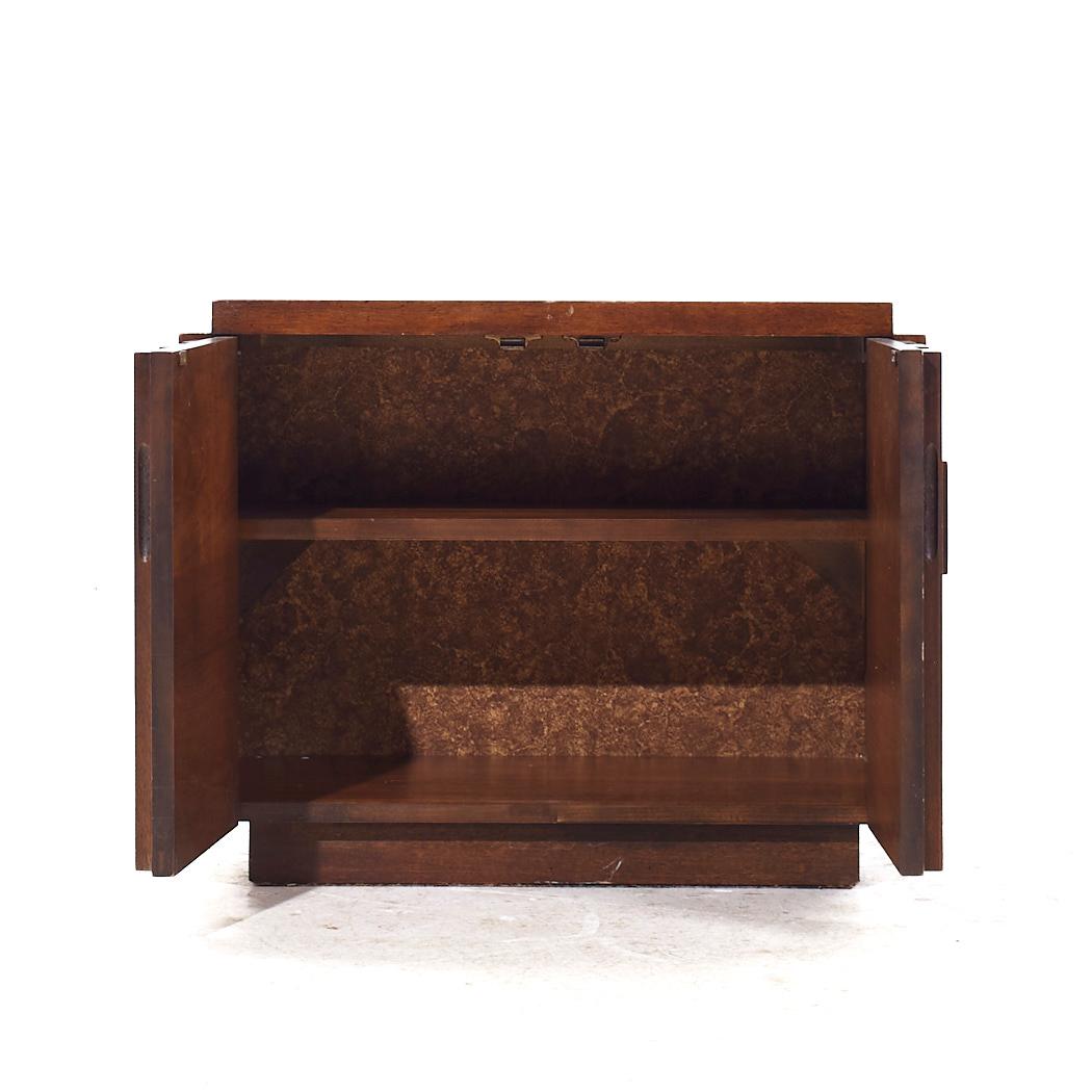 Lane's Staccato Brutalist Mid Century Nussbaum Nachttische - Paar im Angebot 4