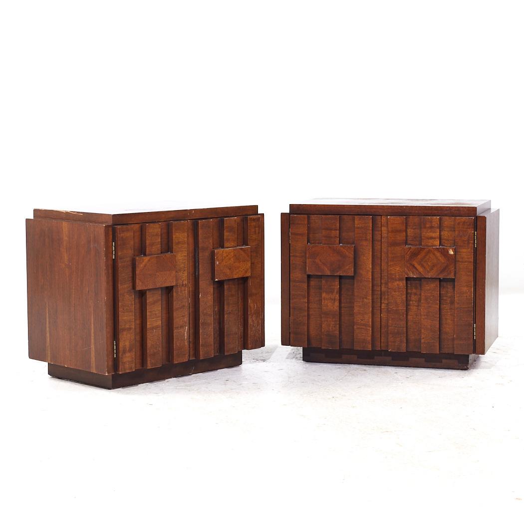 Lane's Staccato Brutalist Mid Century Nussbaum Nachttische - Paar

Jeder Nachttisch misst: 27,75 breit x 17,25 tief x 22,25 Zoll hoch

Alle Möbelstücke sind in einem so genannten restaurierten Vintage-Zustand zu haben. Das bedeutet, dass das Stück
