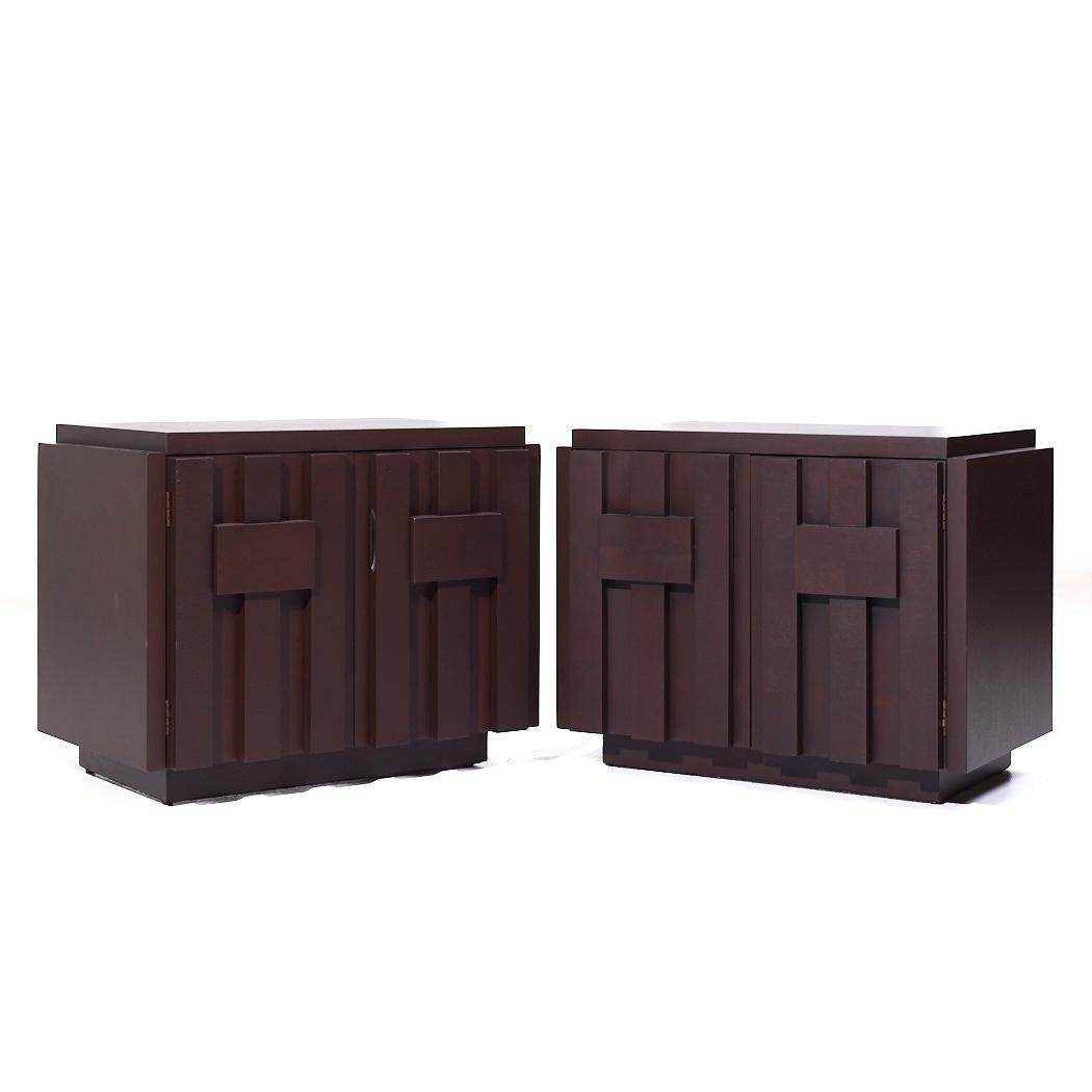 Mesillas de noche Lane Staccato Brutalist Mid Century Nogal - Pareja

Cada mesilla de noche mide 28 de ancho x 17,25 de fondo x 22,25 pulgadas de alto

Todos los muebles pueden adquirirse en lo que denominamos estado vintage restaurado. Esto
