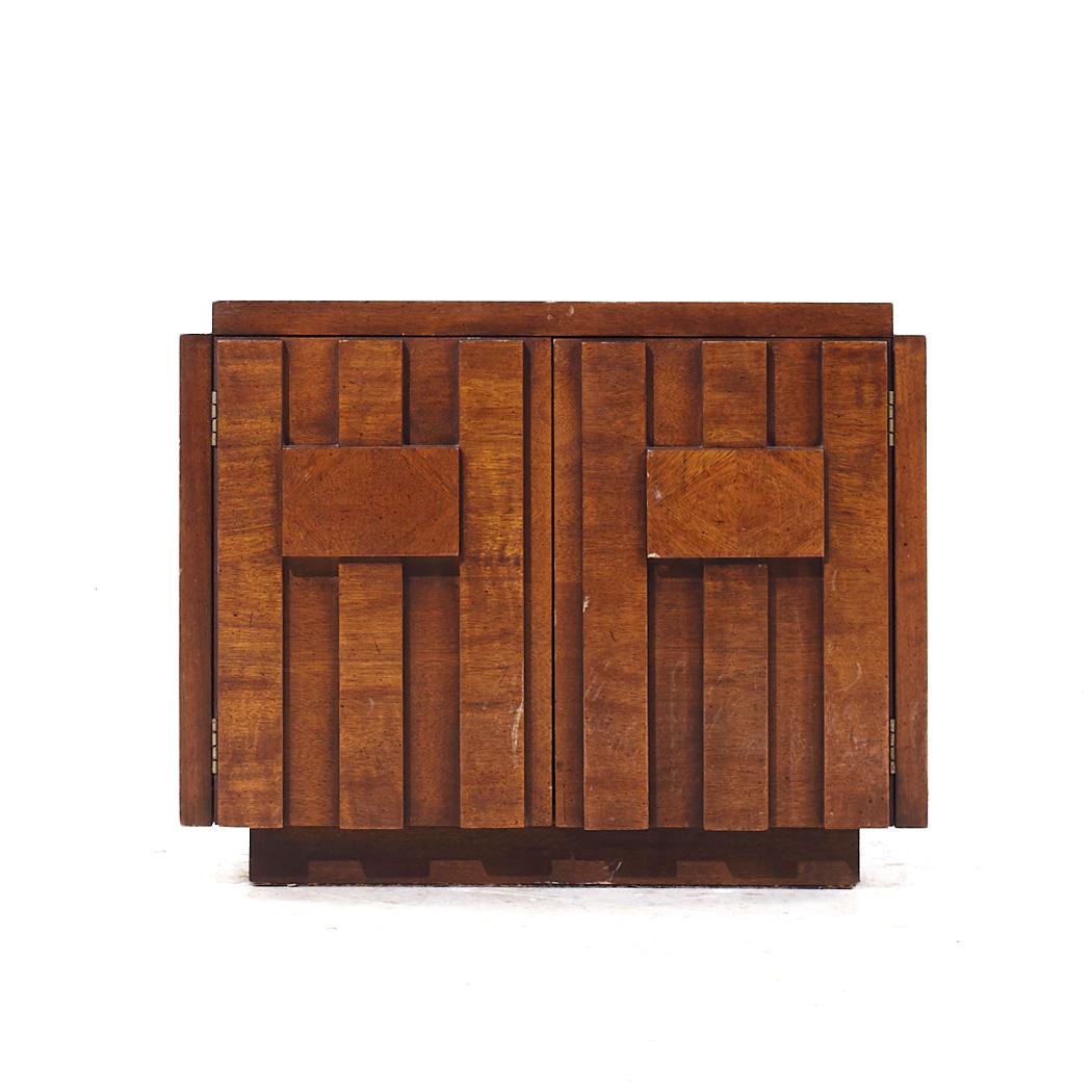 Lane's Staccato Brutalist Mid Century Nussbaum Nachttische - Paar im Zustand „Gut“ im Angebot in Countryside, IL