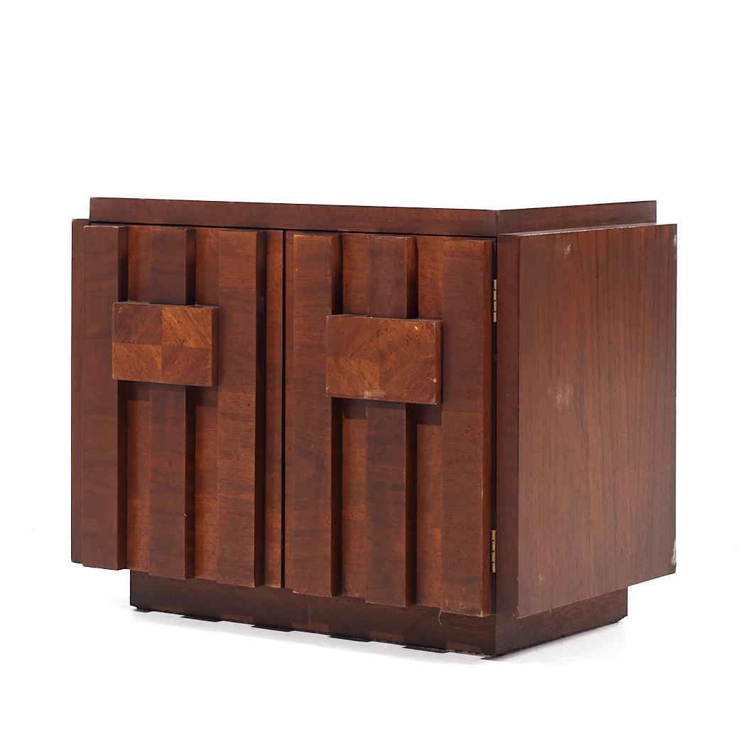 Lane Staccato Brutalist Mid Century Walnut Nightstands - Pair In Good Condition For Sale In Countryside, IL