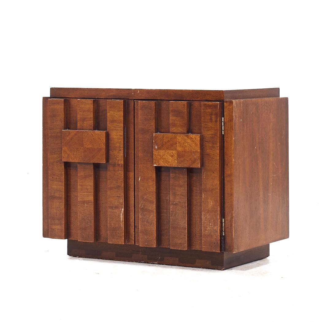 Lane's Staccato Brutalist Mid Century Nussbaum Nachttische - Paar (Ende des 20. Jahrhunderts) im Angebot