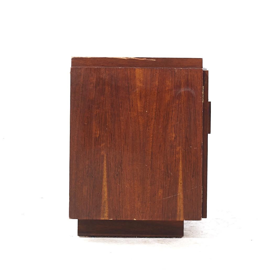 Lane's Staccato Brutalist Mid Century Nussbaum Nachttische - Paar (Walnuss) im Angebot