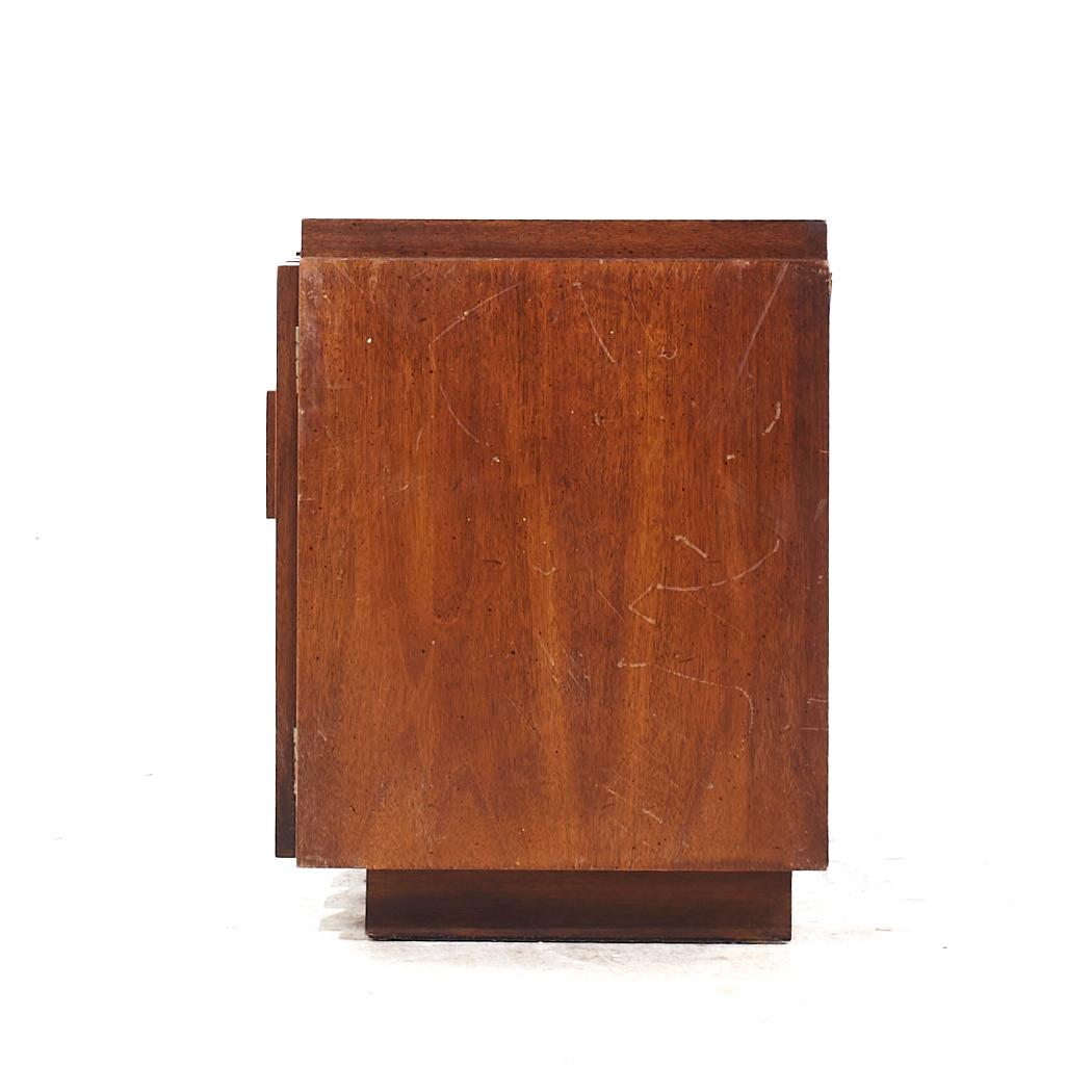 Lane's Staccato Brutalist Mid Century Nussbaum Nachttische - Paar im Angebot 1