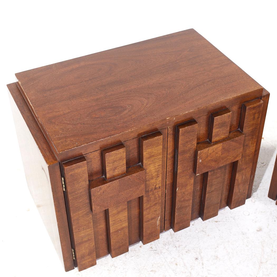 Lane's Staccato Brutalist Mid Century Nussbaum Nachttische - Paar im Angebot 2