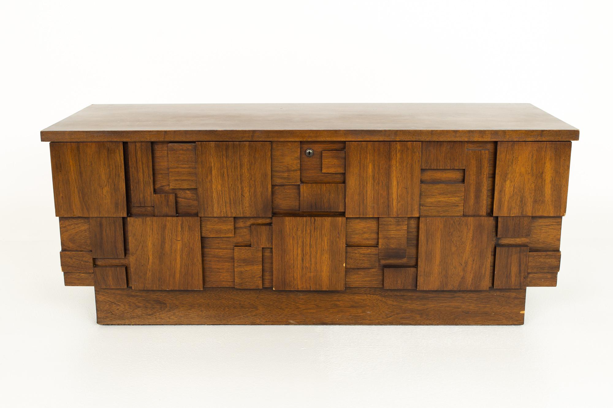 Lane Staccato Brutalist mid century walnut storage bench

This bench measures: 47.25 wide x 18 deep x 19 inches 

Special Note: Due to the potential hazard to children, legally we must remove the lock before shipping unless you specifically