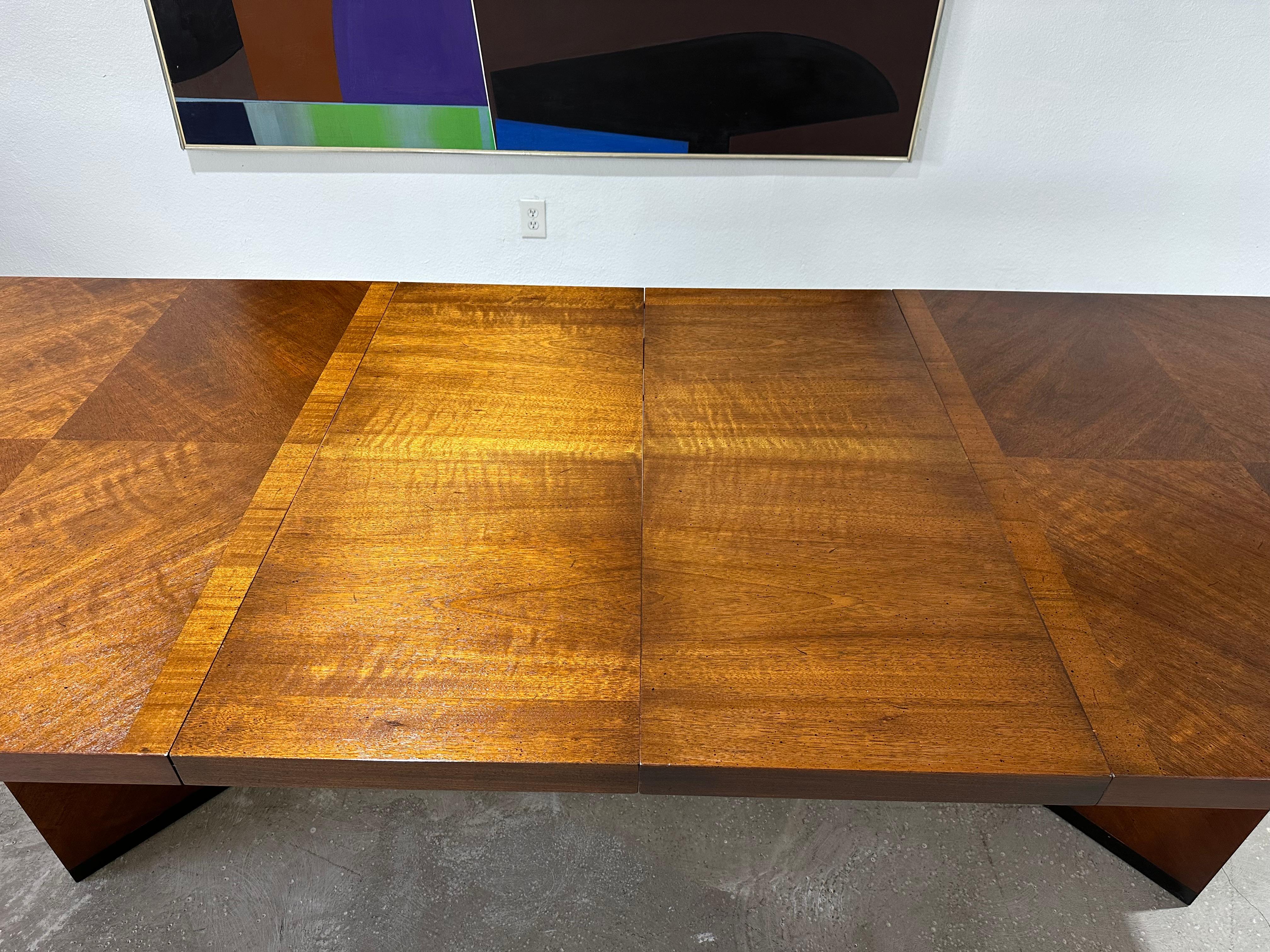 Noyer Lane Staccato Brutalist Parquetry Extension Dining Table en vente