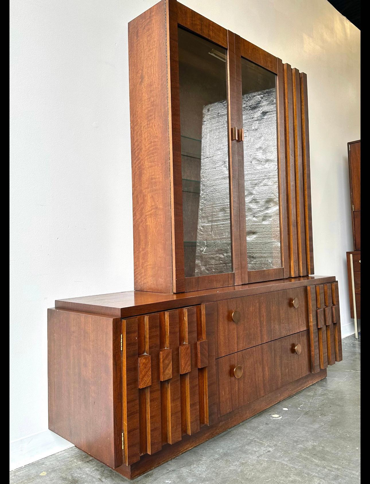 Lane Staccato Brutalist Paul Evans style china cabinet  In Good Condition In Sayreville, NJ