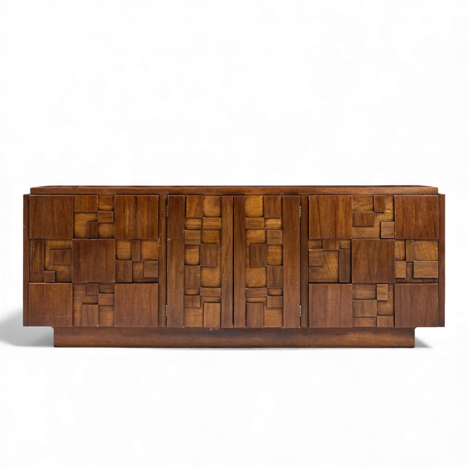 Cómoda Lane Staccato Mid Century Brutalist Walnut Lowboy

Esta barquilla baja mide 78 de ancho x 19 de fondo x 30,25 pulgadas de alto

Estado vintage regular - La cómoda tiene desgaste y arañazos por todas partes. Los cajones se deslizan genial La