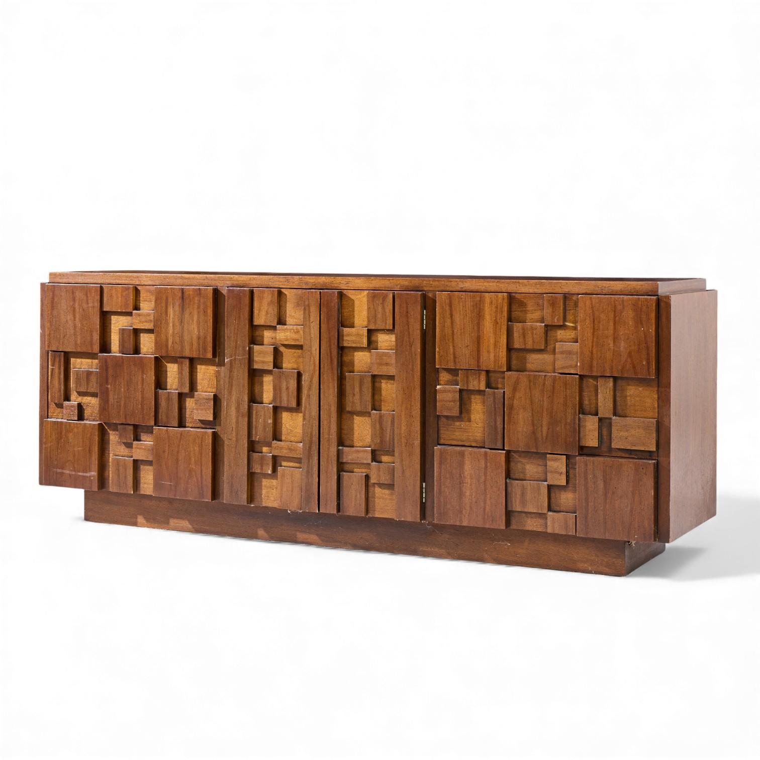 Cómoda Lane Staccato Mid Century Brutalist Walnut Lowboy Brutalista en venta
