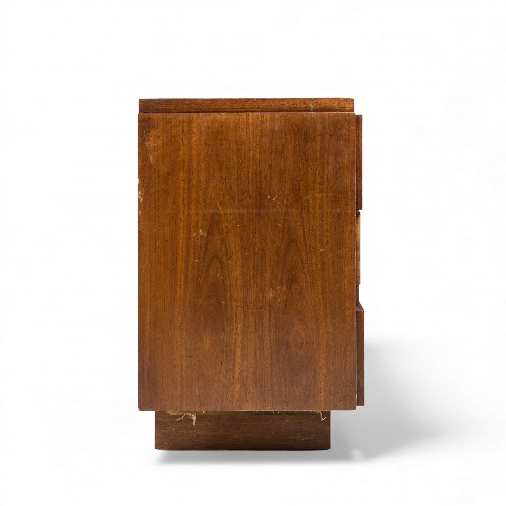 Cómoda Lane Staccato Mid Century Brutalist Walnut Lowboy Estadounidense en venta