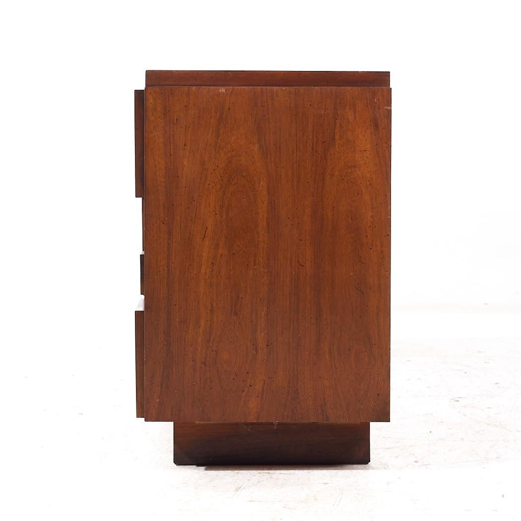 Lane Staccato Mid Century Brutalist Walnut Lowboy Dresser In Good Condition In Countryside, IL