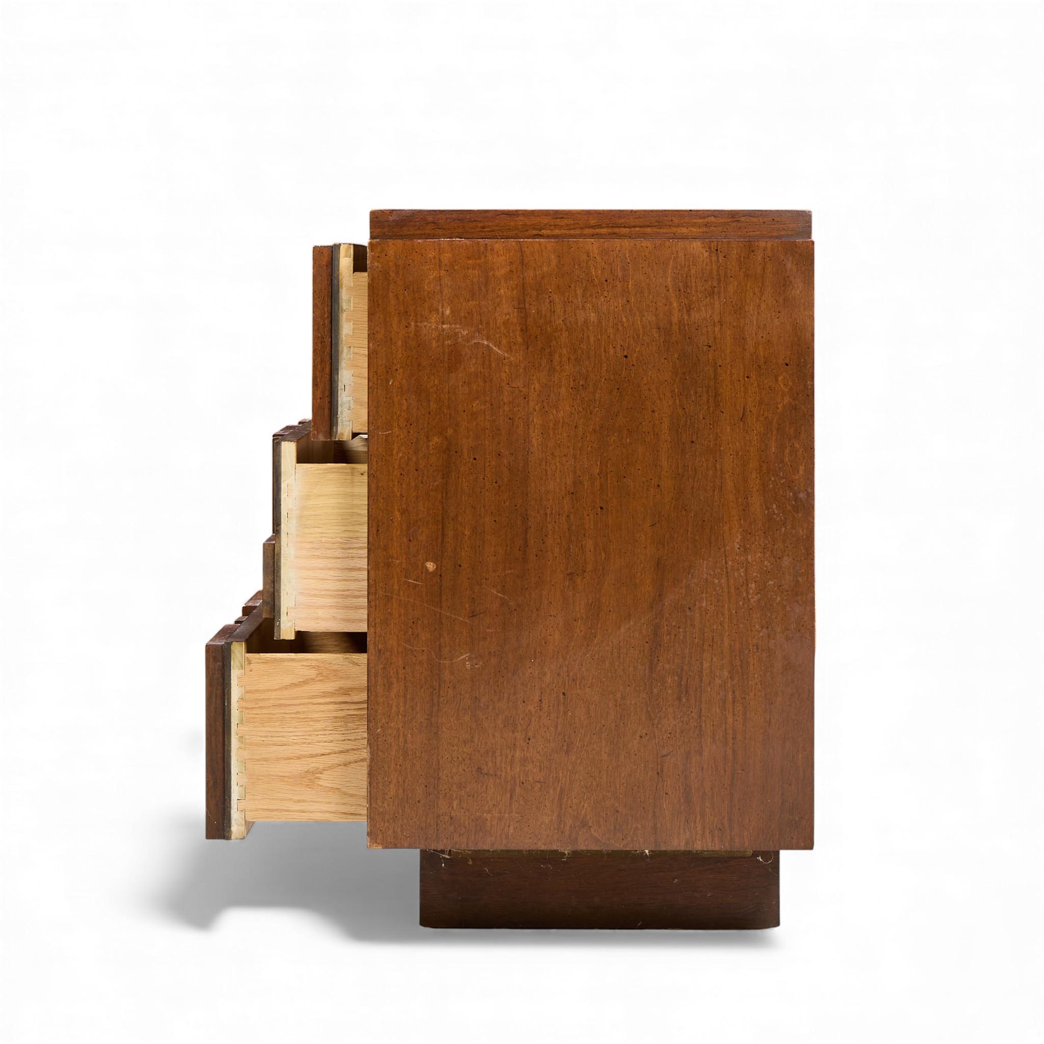 Cómoda Lane Staccato Mid Century Brutalist Walnut Lowboy en Bastante bueno estado para la venta en Franklin Park, IL