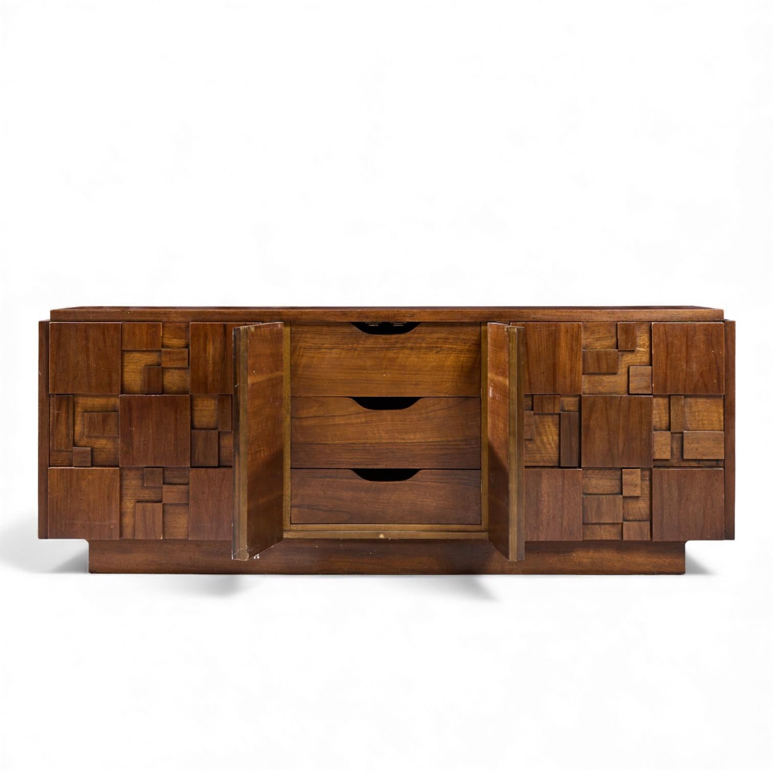 Cómoda Lane Staccato Mid Century Brutalist Walnut Lowboy siglo XX en venta