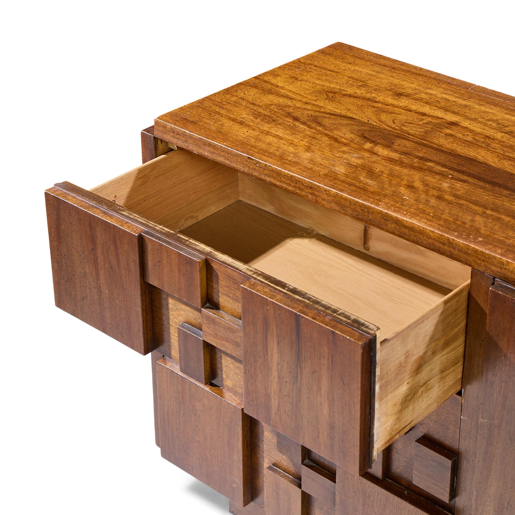 Cómoda Lane Staccato Mid Century Brutalist Walnut Lowboy Nogal en venta