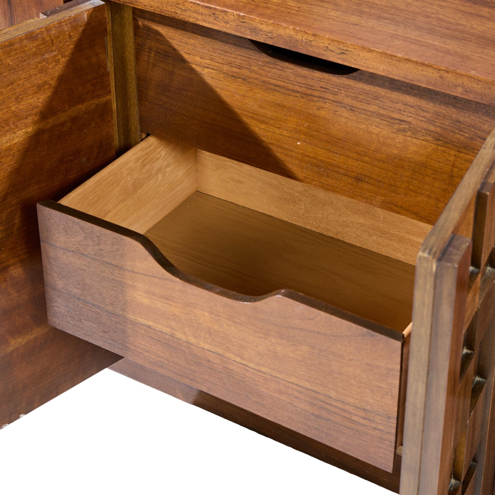 Cómoda Lane Staccato Mid Century Brutalist Walnut Lowboy en venta 1