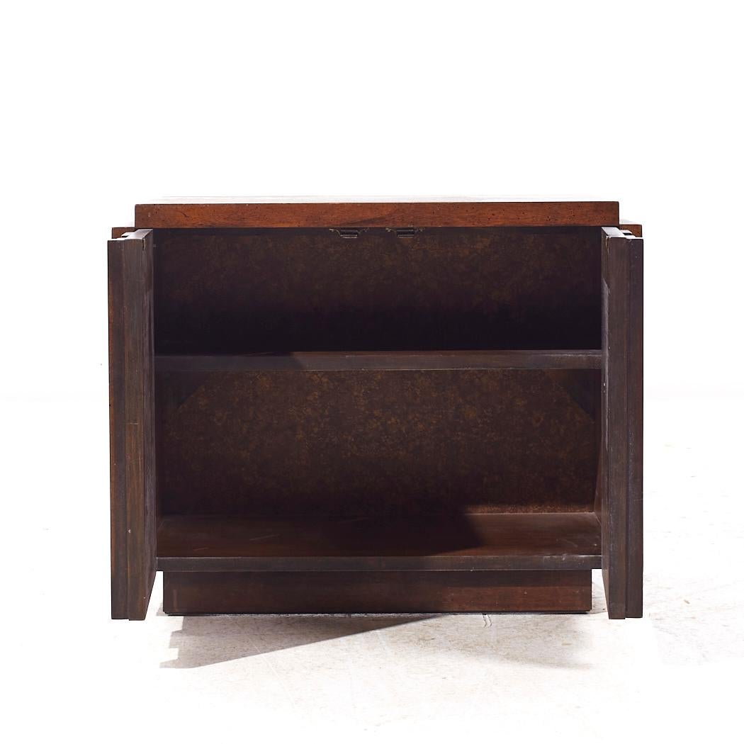 Lane's Staccato Mid Century Brutalist Walnuss Nachttische - Paar im Angebot 5