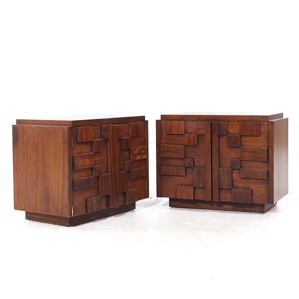 Lane's Staccato Mid Century Brutalist Walnuss Nachttische - Paar

Jeder Nachttisch misst: 27,75 breit x 16,5 tief x 22 Zoll hoch

Alle Möbelstücke sind in einem so genannten restaurierten Vintage-Zustand zu haben. Das bedeutet, dass das Stück beim