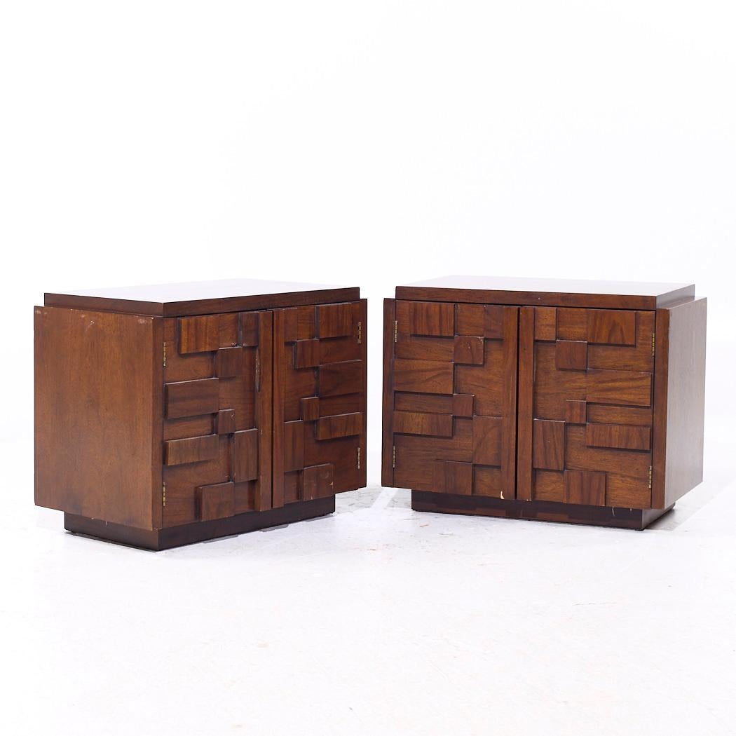 Mesillas de noche Lane Staccato Mid Century Brutalist Nogal - Pareja

Cada mesilla de noche mide 27,75 de ancho x 16,75 de fondo x 22 pulgadas de alto
Todos los muebles pueden adquirirse en lo que denominamos estado vintage restaurado. Esto