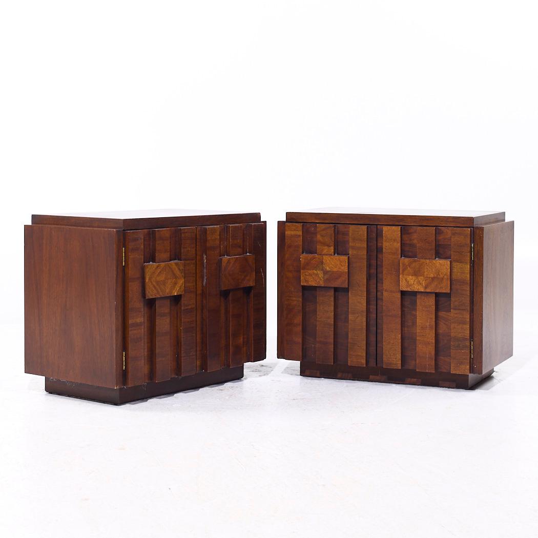 Lane Staccato Tables de nuit en noyer brutalistes du milieu du siècle - Paire

Chaque table de nuit mesure : 27,75 de large x 17,25 de profond x 22,25 de haut

Tous les meubles peuvent être achetés dans ce que nous appelons un état vintage restauré.