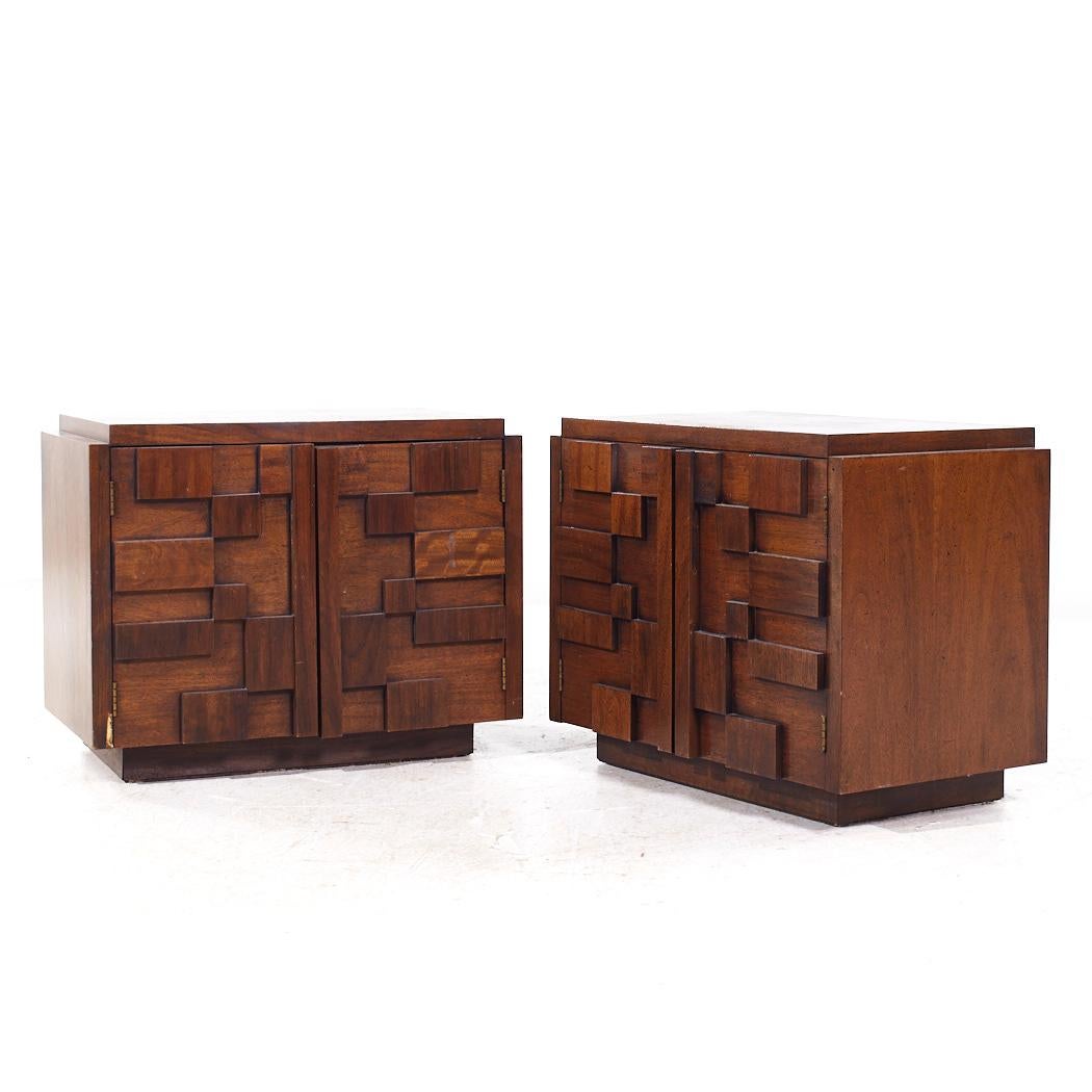 Lane's Staccato Mid Century Brutalist Walnuss Nachttische - Paar (Moderne der Mitte des Jahrhunderts) im Angebot