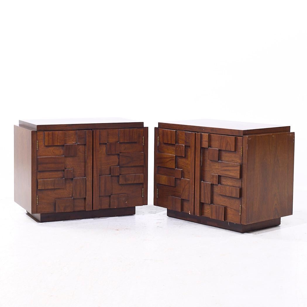 Mesillas de noche Lane Staccato Mid Century Brutalist Nogal - Pareja Moderno de mediados de siglo en venta