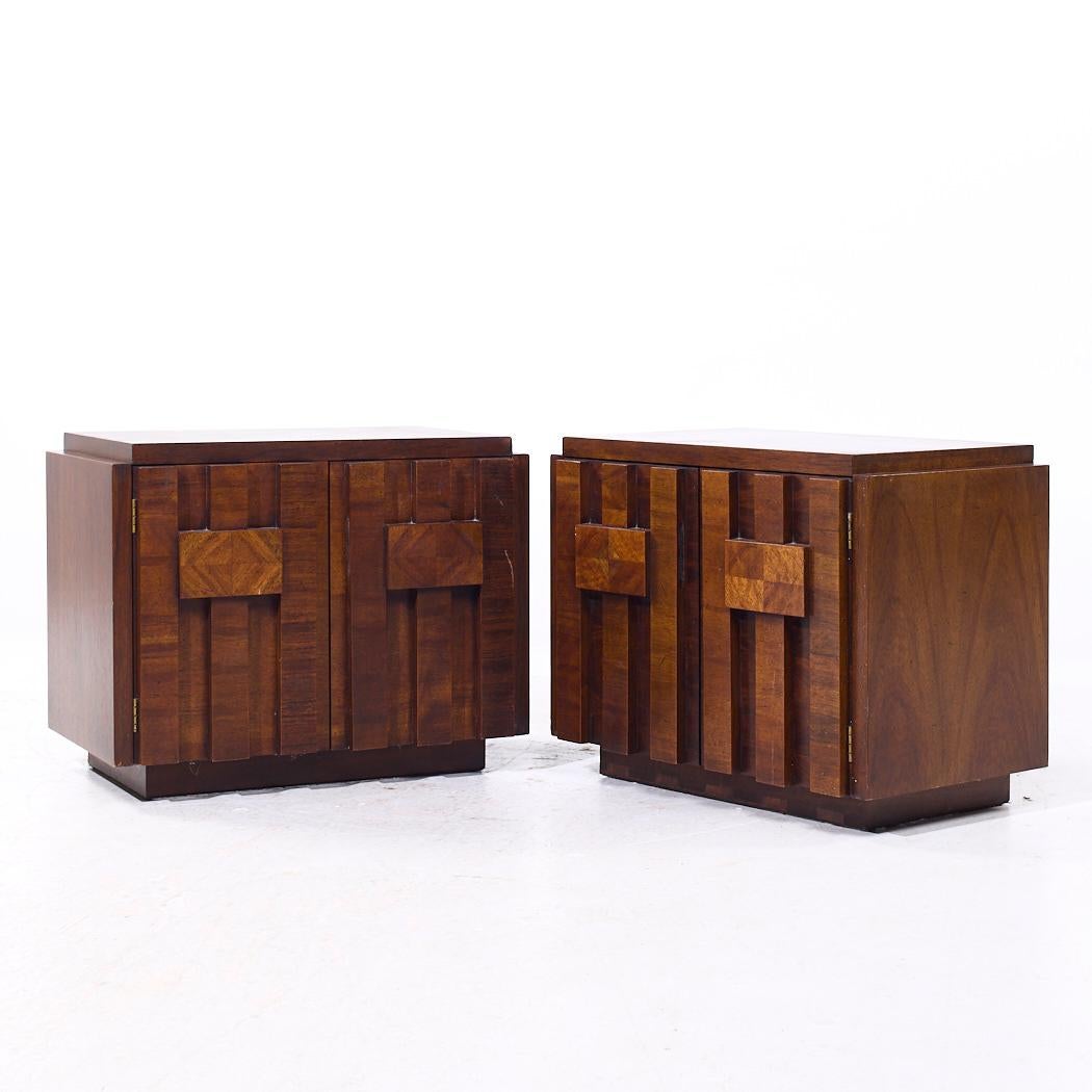 Mid-Century Modern Lane Staccato Tables de nuit en noyer brutalistes du milieu du siècle - Paire en vente