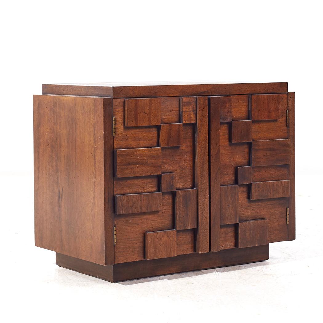 Lane's Staccato Mid Century Brutalist Walnuss Nachttische - Paar (amerikanisch) im Angebot