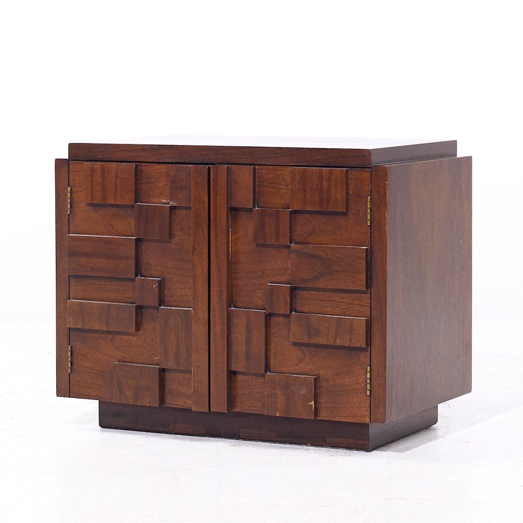 Mesillas de noche Lane Staccato Mid Century Brutalist Nogal - Pareja finales del siglo XX en venta