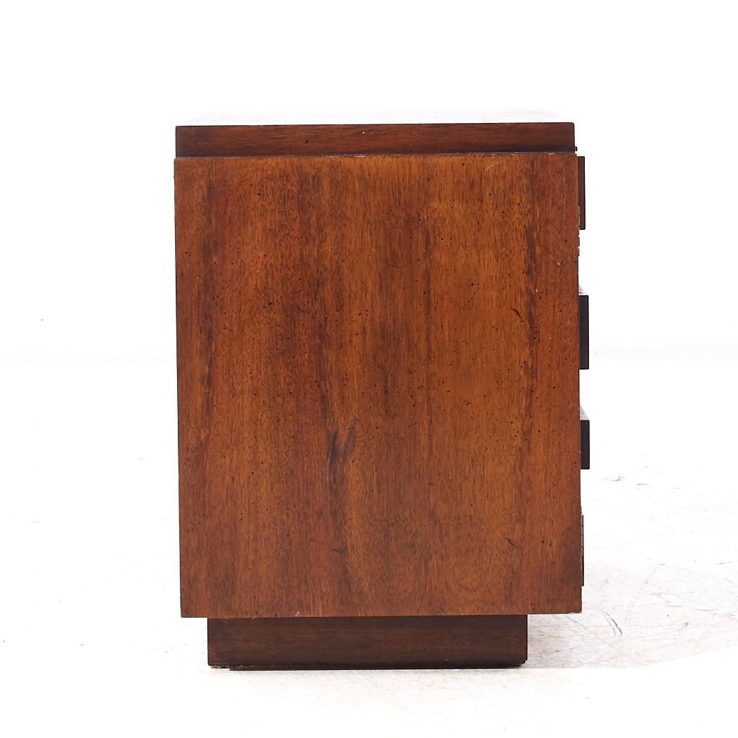 Lane's Staccato Mid Century Brutalist Walnuss Nachttische - Paar im Angebot 1