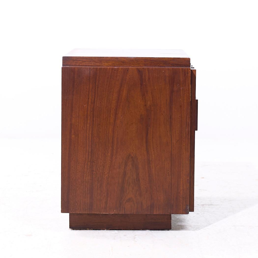Noyer Lane Staccato Tables de nuit en noyer brutalistes du milieu du siècle - Paire en vente