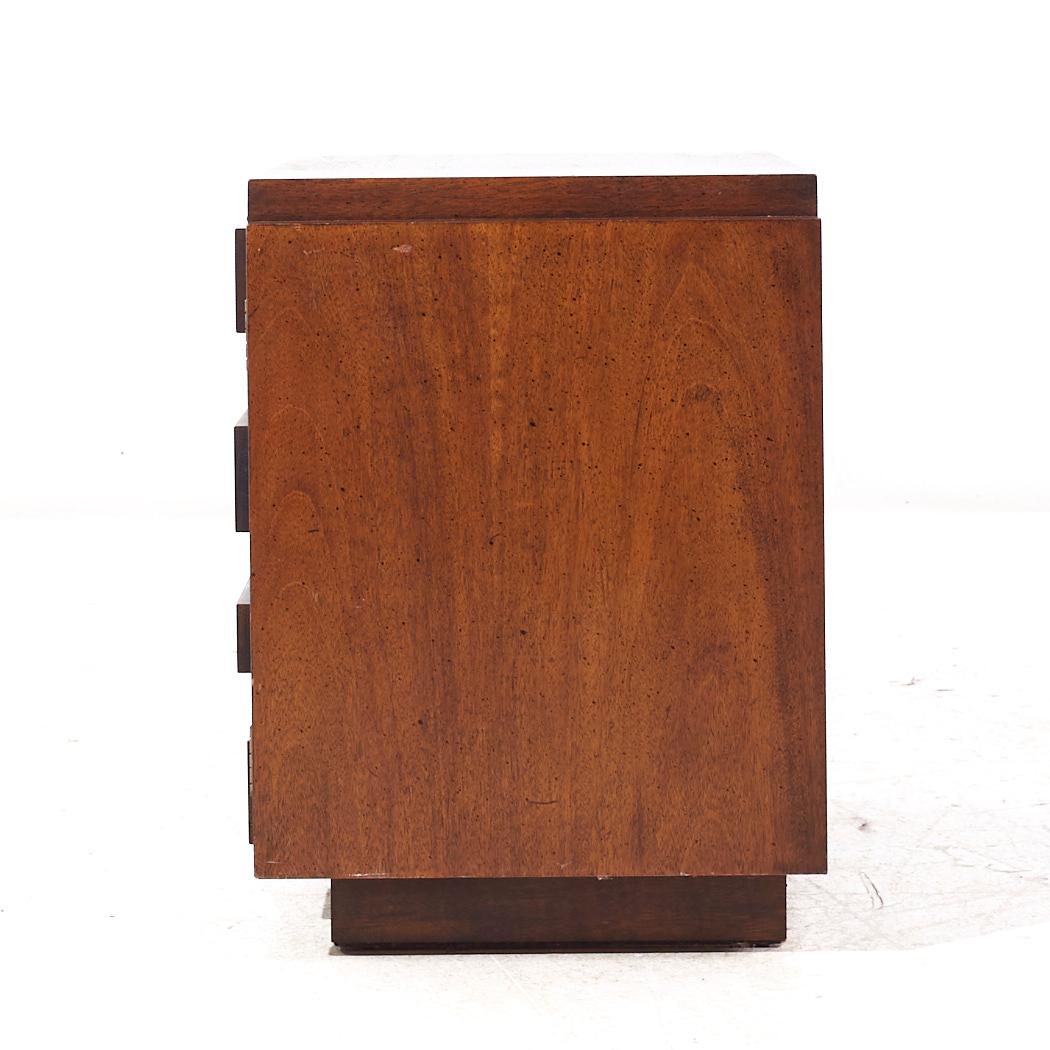 Lane's Staccato Mid Century Brutalist Walnuss Nachttische - Paar im Angebot 2