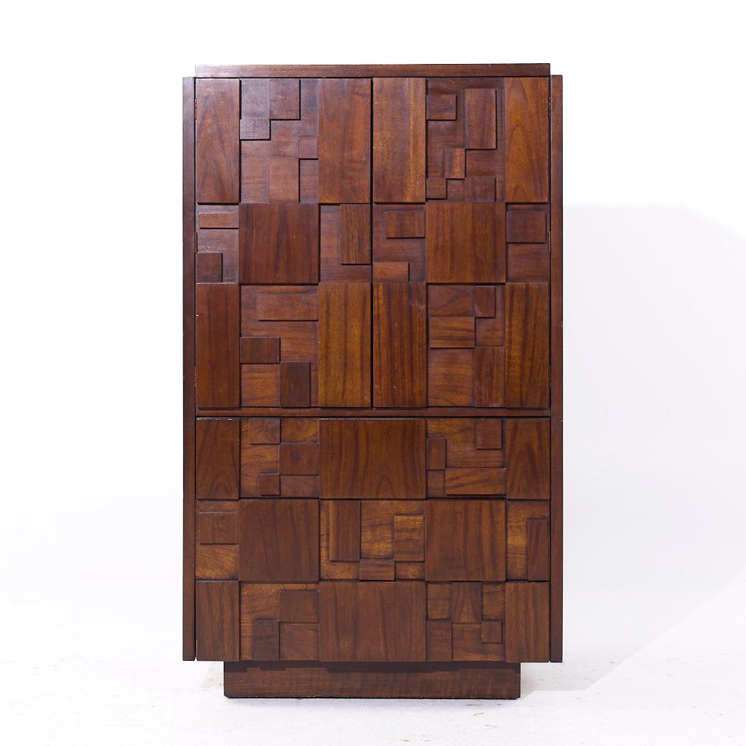 Armario Alto Brutalista de Nogal Lane Staccato Mid Century

Este armario mide 38 de ancho x 18,75 de fondo x 64,25 pulgadas de alto

Todos los muebles pueden adquirirse en lo que denominamos estado vintage restaurado. Esto significa que la pieza se