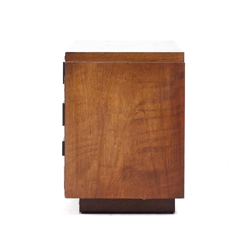 Lane Staccato Mid Century Walnut Commode Nightstand In Good Condition For Sale In Countryside, IL