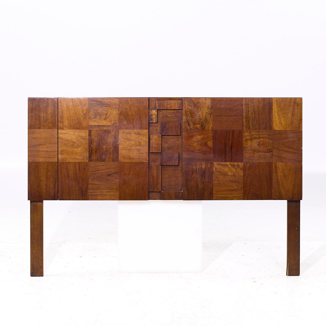 Lane's Staccato Mid Century Nussbaum Queen Kopfteil

Dieses Kopfteil misst: 64,25 breit x 1,5 tief x 42,25 Zoll hoch

Alle Möbelstücke sind in einem so genannten restaurierten Vintage-Zustand zu haben. Das bedeutet, dass das Stück beim Kauf