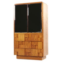 Armoire brutaliste sculpturale à porte miroir en chêne de Lane Staccato