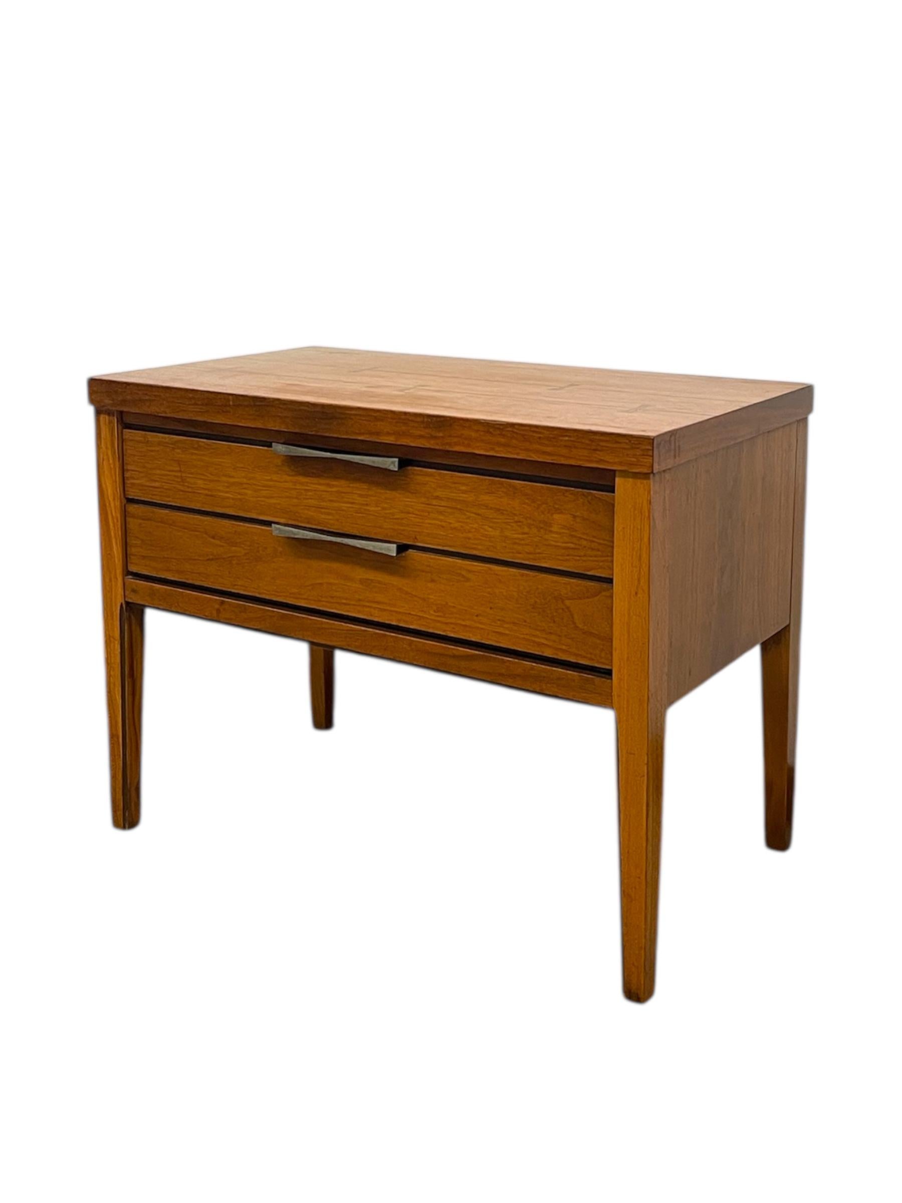 Mid-Century Modern Lane Tie Bow Series Table de nuit du milieu du siècle -1- tiroir Table d'appoint vintage en vente