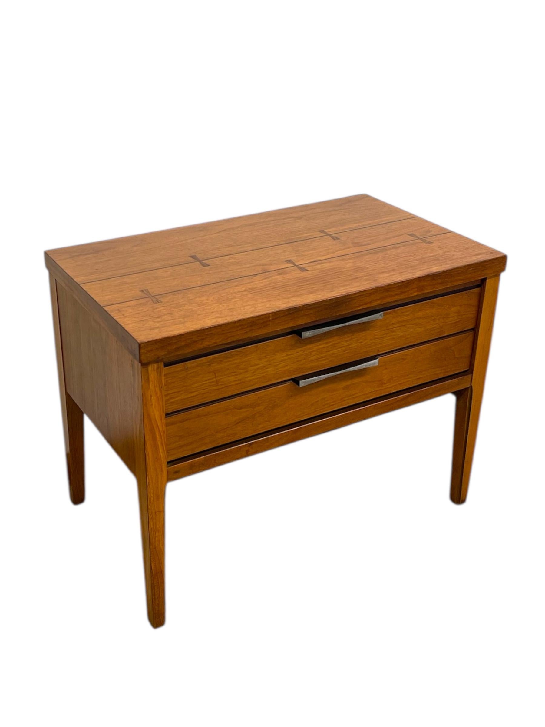 Lane Tie Bow Series Table de nuit du milieu du siècle -1- tiroir Table d'appoint vintage Bon état - En vente à Seattle, WA