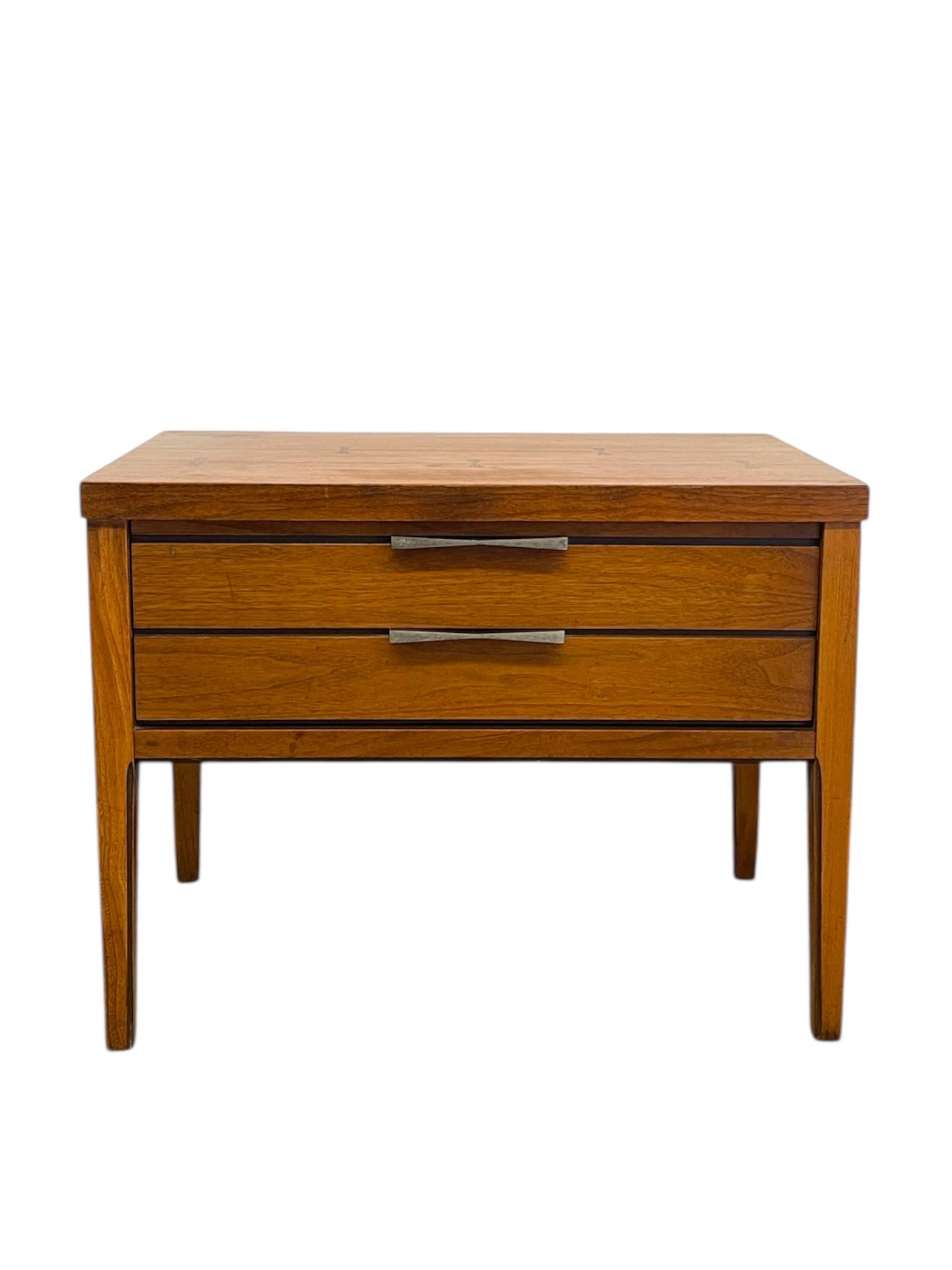 Milieu du XXe siècle Lane Tie Bow Series Table de nuit du milieu du siècle -1- tiroir Table d'appoint vintage en vente