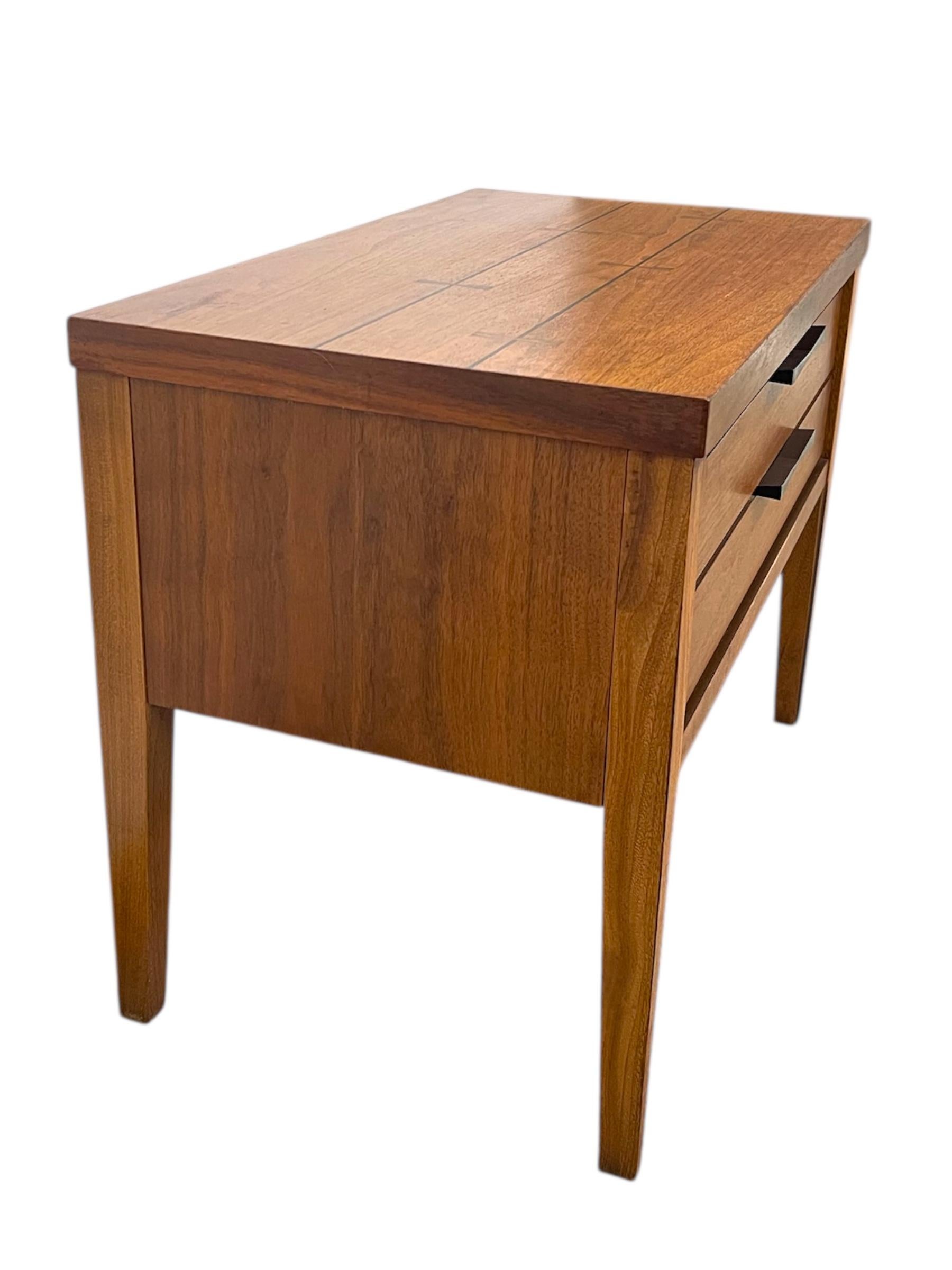 Noyer Lane Tie Bow Series Table de nuit du milieu du siècle -1- tiroir Table d'appoint vintage en vente