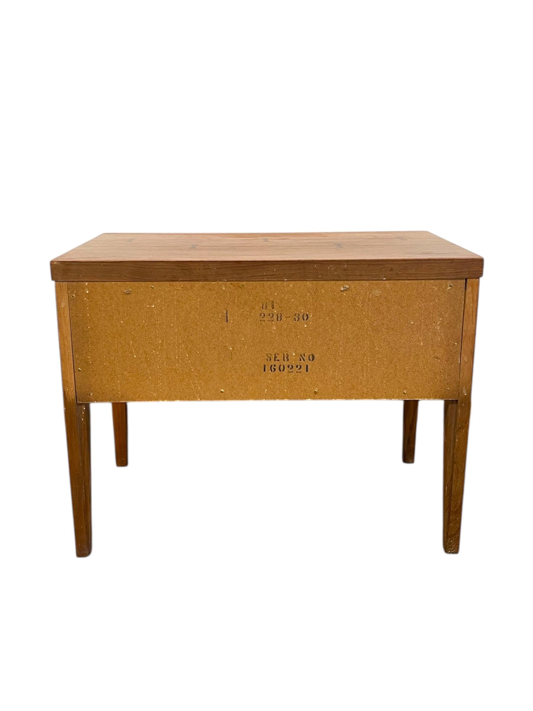 Lane Tie Bow Series Table de nuit du milieu du siècle -1- tiroir Table d'appoint vintage en vente 1