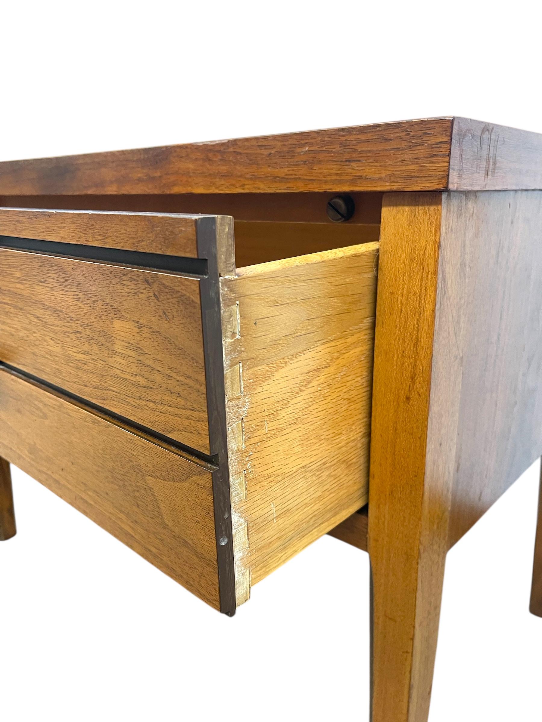 Lane Tie Bow Series Table de nuit du milieu du siècle -1- tiroir Table d'appoint vintage en vente 2