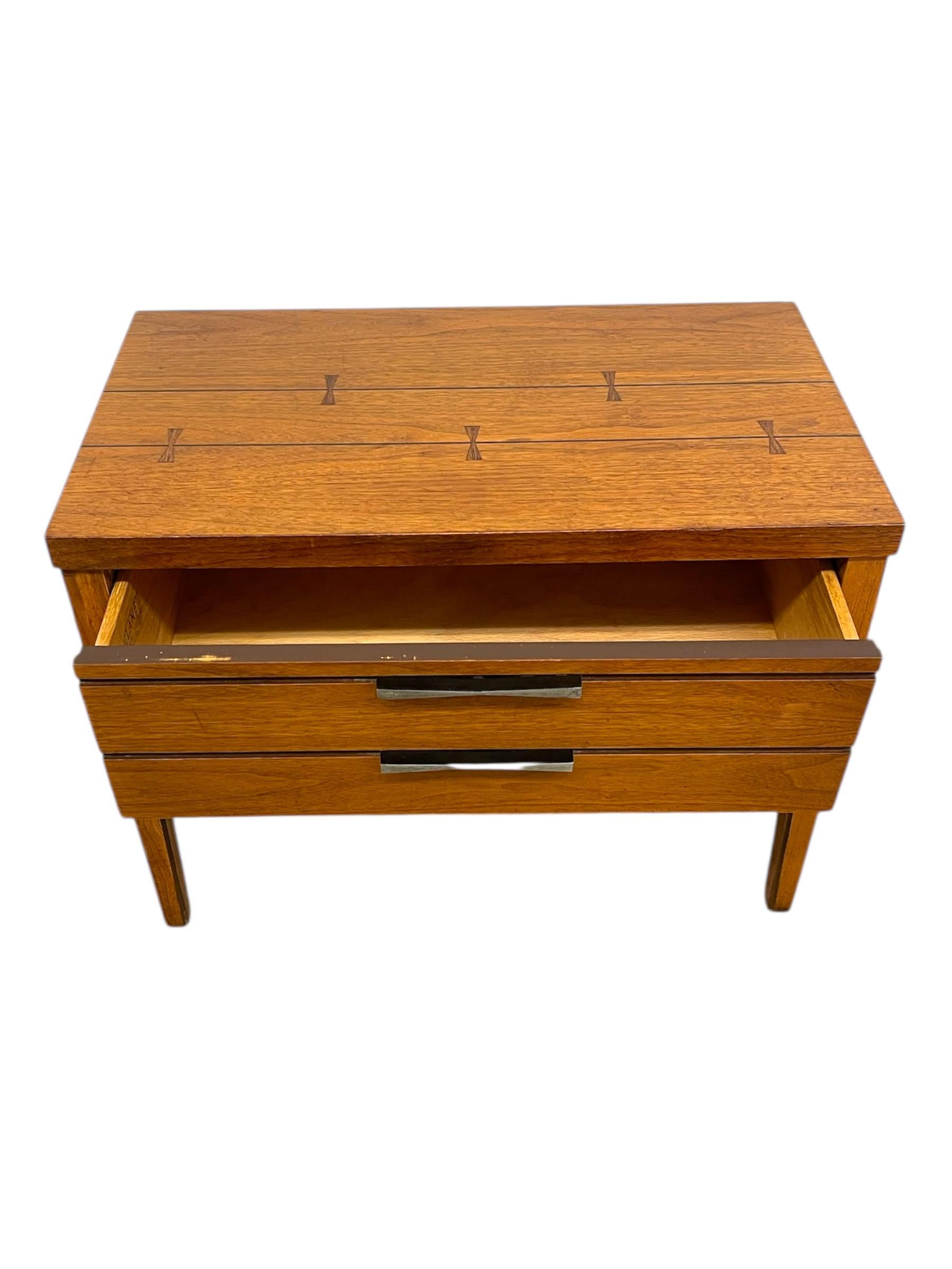 Lane Tie Bow Series Table de nuit du milieu du siècle -1- tiroir Table d'appoint vintage en vente 3