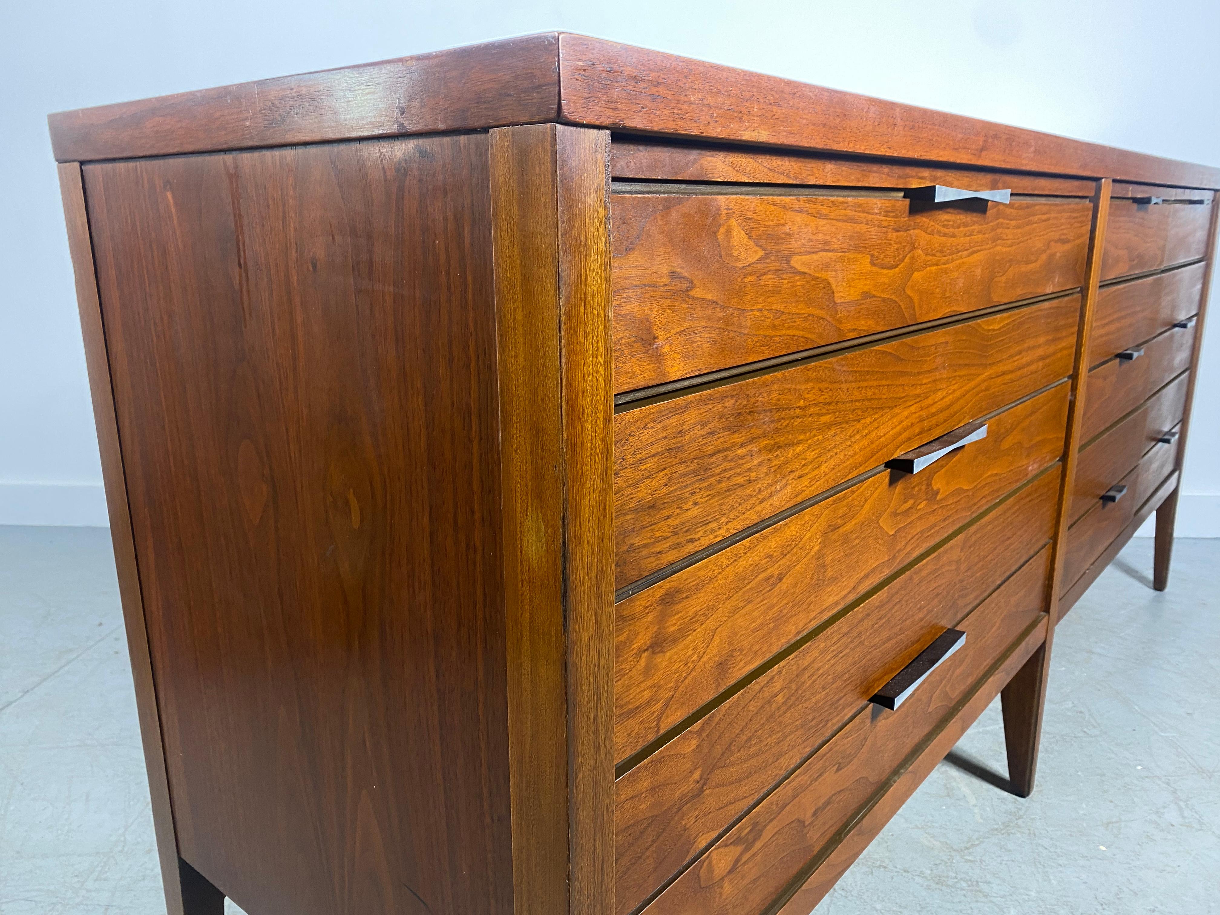 Lane Tuxedo 8 Drawer Dresser / Credenza, Inlay Bowtie Detail In Good Condition In Buffalo, NY