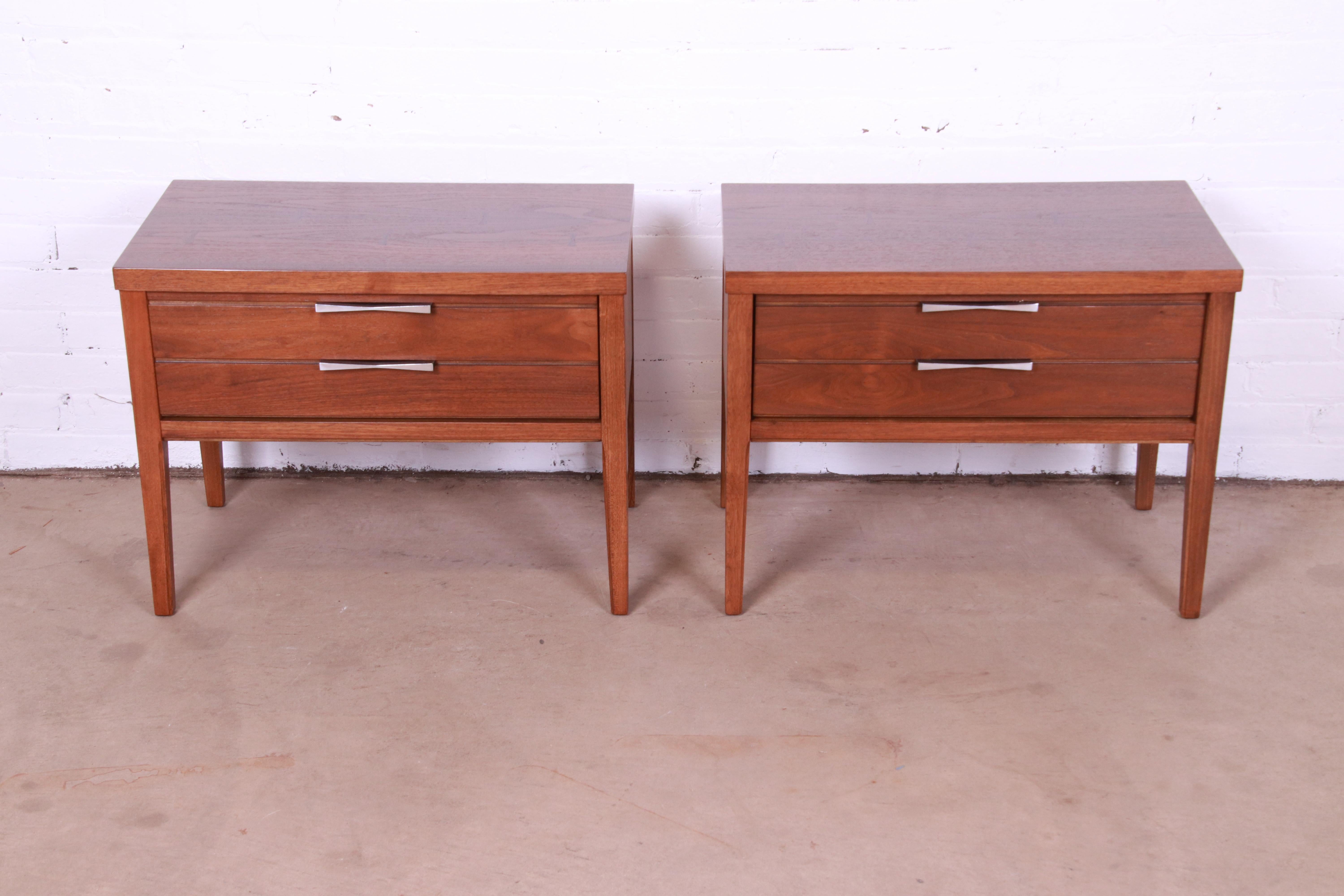 An exceptional pair of mid-century modern nightstands or side tables

In the style of Paul McCobb

By Lane Furniture, 