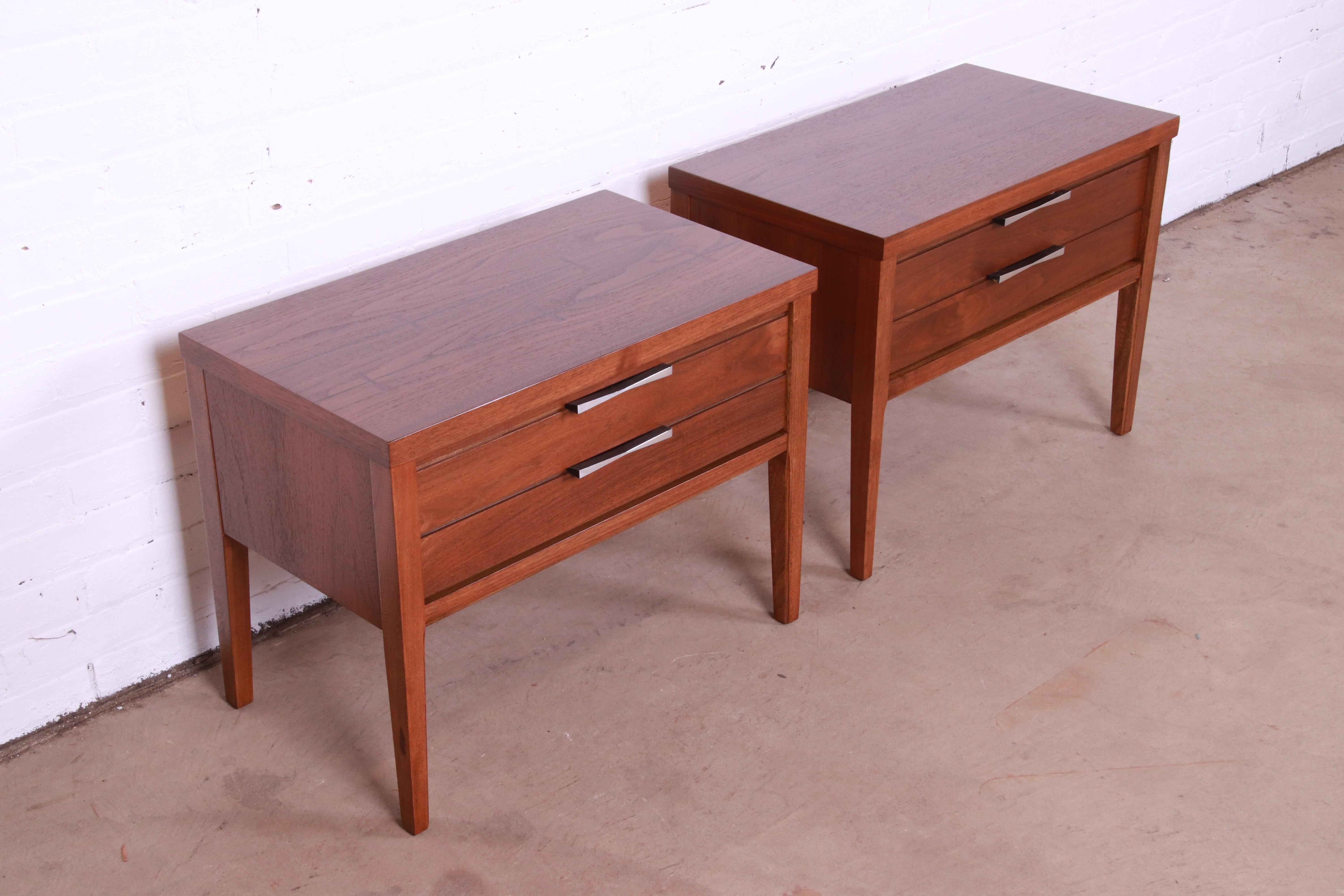 Lane Tuxedo Mid-Century Modern Walnut and Rosewood Nightstands, Newly Refinished In Good Condition In South Bend, IN
