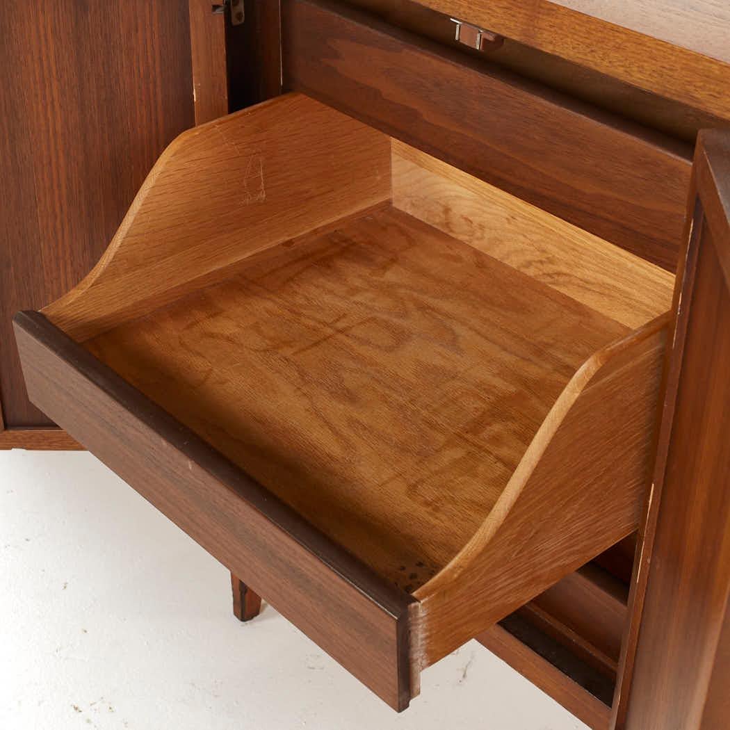 Lane Tuxedo Mid Century Walnut Lowboy Dresser In Good Condition For Sale In Countryside, IL