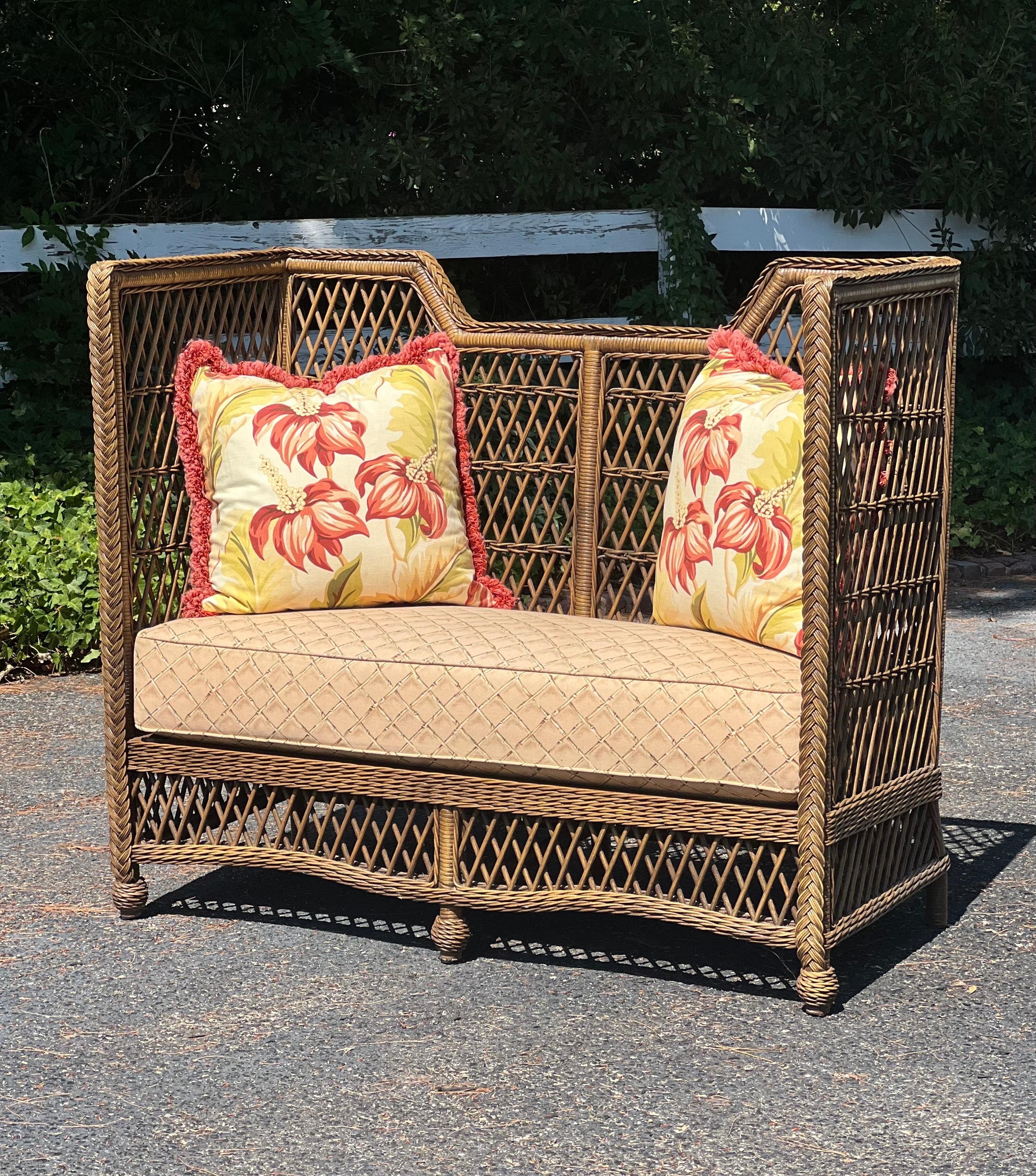 Lane Venture 'Excursions' rattan and wicker settee, 2005.

Impressive settee with single seat cushion and two coordinating pillows in very good, near mint condition.  The comfortable cushion has a lovely textured lattice print in a soft nude while